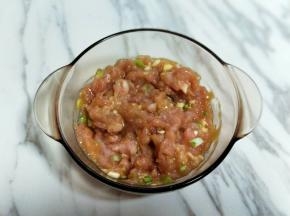 用筷子顺时针搅拌均匀，静止10分钟。