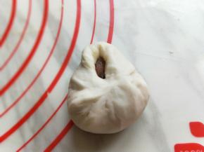 包包子的手法包起来，捏紧，再沾满白芝麻。