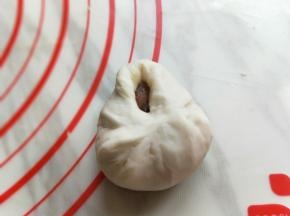 包包子的手法包起来，捏紧，再沾满白芝麻。