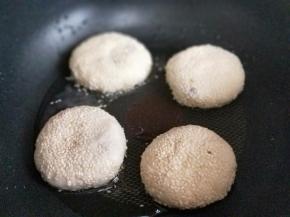 起油锅，放入包好的肉饼，小火煎至金黄即可出锅。