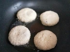 起油锅，放入包好的肉饼，小火煎至金黄即可出锅。