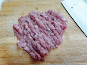 将猪肉洗干净剁成肉糜，用料理机也可以。