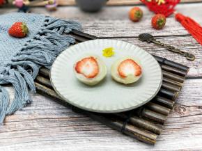 包好的草莓大福，可以裹上椰蓉，熟糯米粉，那样不会黏了。