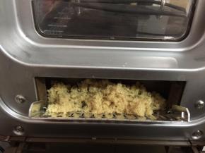 在面包机的果料盒内加入肉松