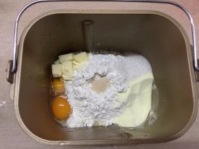 面包桶按先液体后粉类，最后放软化的黄油