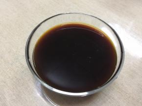 开水中加入50克红糖，搅拌至糖完全融化，晾凉备用