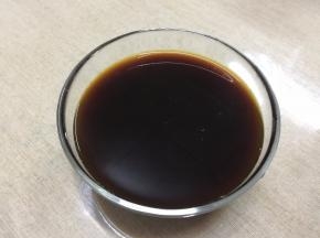 开水中加入50克红糖，搅拌至糖完全融化，晾凉备用