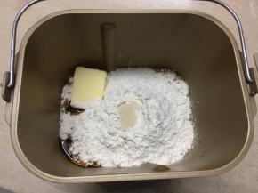 面包桶内加入除红枣外的所有材料