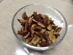 红枣去核切碎，取50颗红枣肉