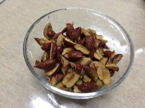 红枣去核切碎，取50颗红枣肉