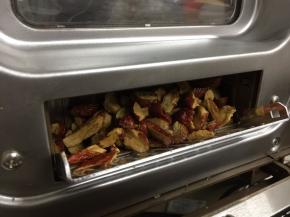 面包桶内加入除红枣外的所有材料