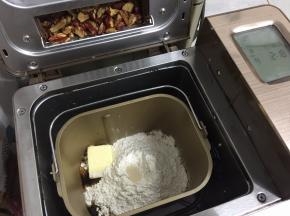 选择“甜面包程序”，接着选择“中等烧色”“中等重量”“果料”