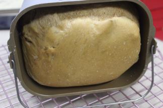 马上取出面包桶，倒扣把吐司取出晾凉