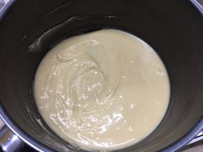 立即倒入过筛好的低粉，边倒边搅拌，直至拌成细腻顺滑的状态