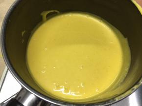 随后把蛋奶溶液缓慢倒入凉透的面糊当中，搅拌均匀，形成蛋黄糊