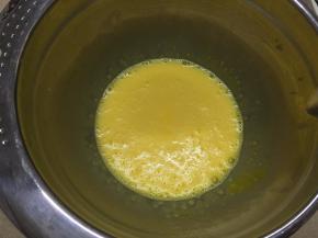 5颗蛋黄+1颗全蛋混合打散，倒入牛奶，搅拌均匀