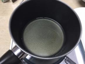 玉米油倒进锅里煮沸，马上离火