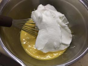 取1/3蛋白，加入到蛋黄糊中，搅拌均匀