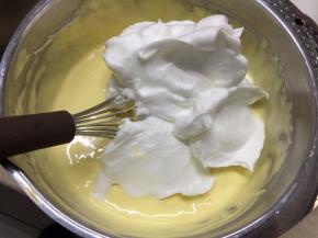 把剩余的蛋白也加入到蛋黄糊中，搅拌均匀形成蛋糕糊