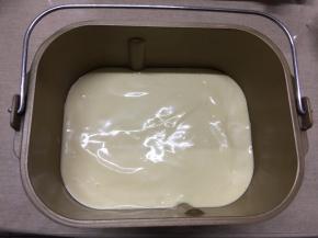 倒入干净干爽的面包桶内，轻震几下