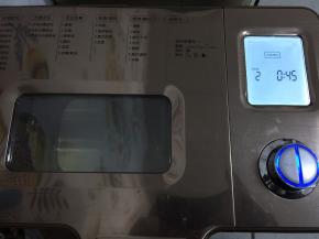 面包桶放置于面包机内，选择“烘烤”程序，时间设置为45分钟
