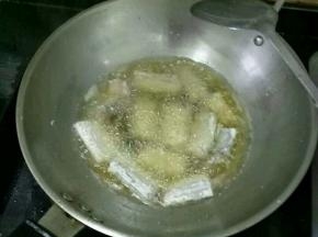 带鱼洗干净切成块，锅烧热里放适量油，待油温七八成热下带鱼，炸到金黄盛出备用。
