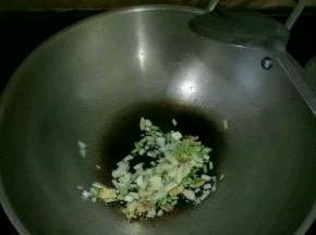 热锅凉油下葱姜蒜爆香。