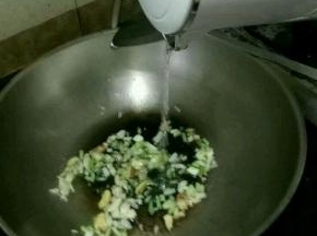 加入适量开水。