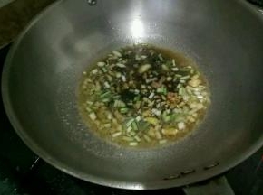 水烧开后加入辣椒、耗油、生抽、料酒、白糖、米醋和盐。