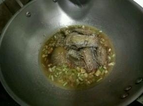 然后放入带鱼，焖几分钟即可。