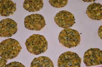 有间隔地把饼干胚排放到烤盘上，
170度烤18分钟即可