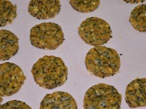 有间隔地把饼干胚排放到烤盘上，
170度烤18分钟即可