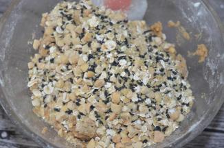 加入之前混合好的花生碎、燕麦、小麦胚芽、黑芝麻，切拌均匀，然后直接用手抓捏成团。