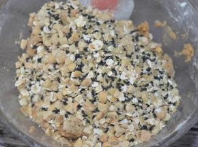 加入之前混合好的花生碎、燕麦、小麦胚芽、黑芝麻，切拌均匀，然后直接用手抓捏成团。