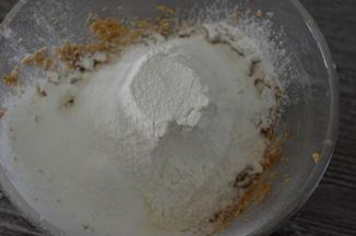 虽然低筋粉，切拌成无干粉状的絮状