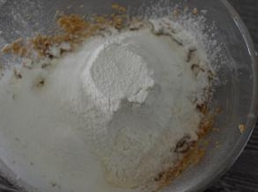 虽然低筋粉，切拌成无干粉状的絮状