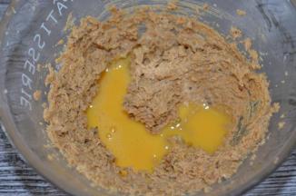 打至体积变蓬松
加入蛋液，打至完全乳化（无油水分离状）