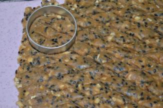 170度预热烤箱
再用饼干模压出饼干胚