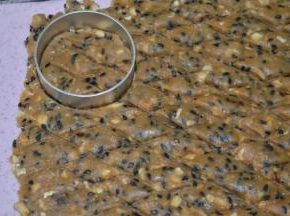 170度预热烤箱
再用饼干模压出饼干胚
