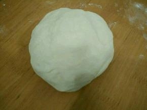 所有面团材料混合，揉成面团后发酵一个小时左右。