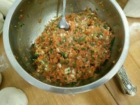 加入胡萝卜、香菇、葱花，再加入适量耗油、酱油、盐和花生油，搅拌均匀。