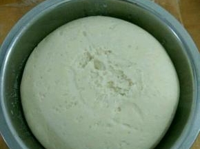 面团发酵结束，拉开有蜂窝状即可。