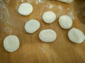 把面团充分排气后，分成小块。