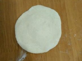 取一块擀成中间厚，旁边薄的面皮。
