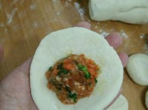 放上适量馅料，包好。