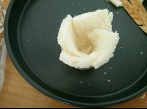 然后折起来放到纸杯里，也可以放到连模模具。