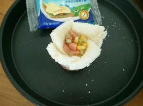 放适量馅料到吐司盏里。