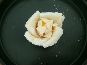 再放适量芝士。