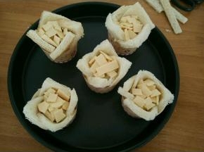 全部做好，放到预热好的烤箱上下管160度，烤20分钟左右，芝士全部融化就可以了。