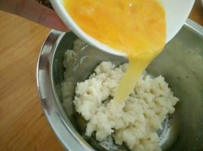 凉凉至手温后分次加入蛋液。每次都要搅拌顺滑。